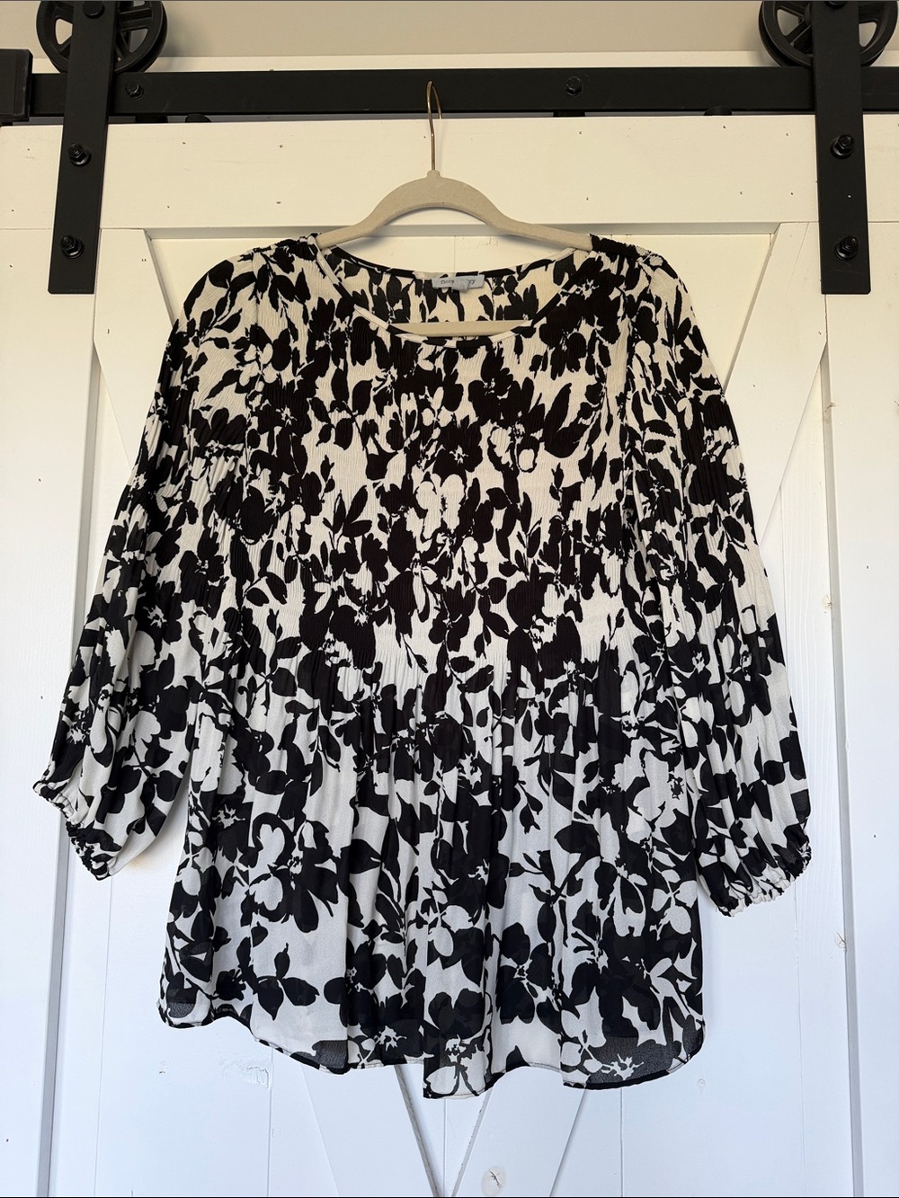 Floral & Ivy Top Black and White floral gathered Pretty Sleeves